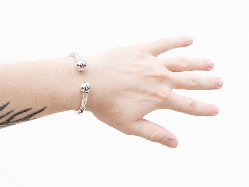 925. SILVER PIERCING BANGLE